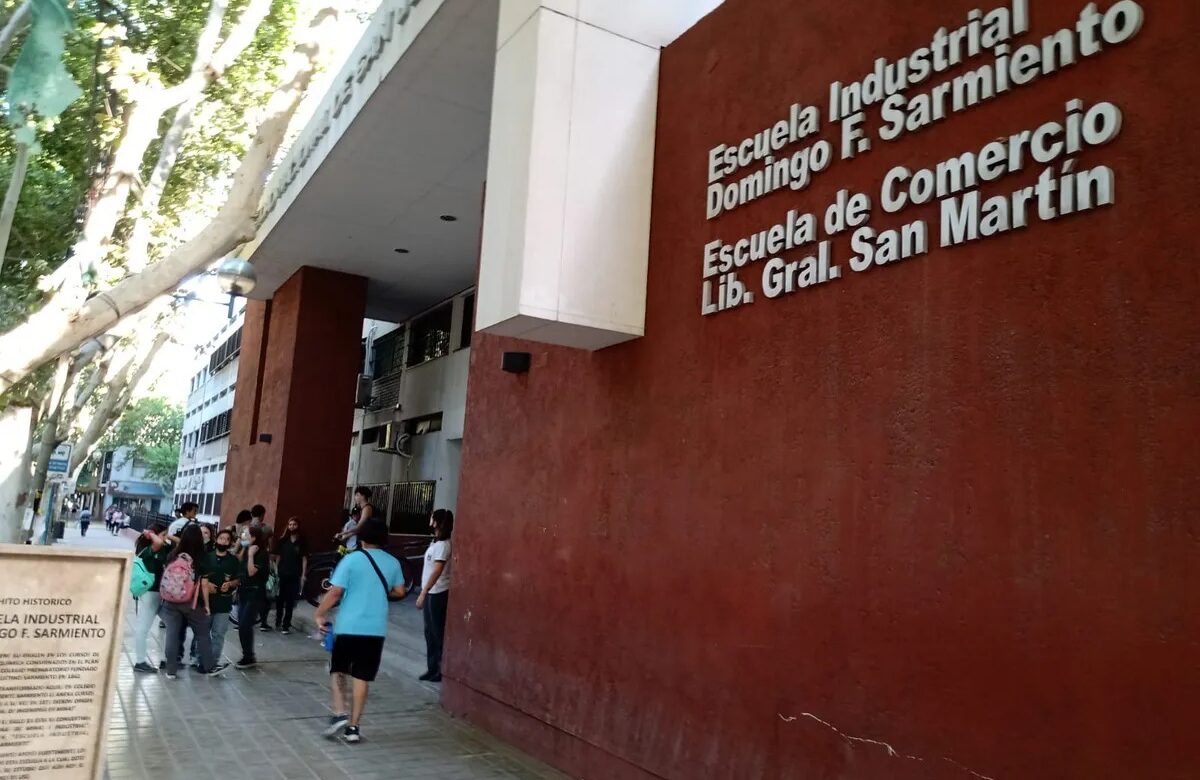 PADRES EVALÚAN DENUNCIAR A LA UNSJ