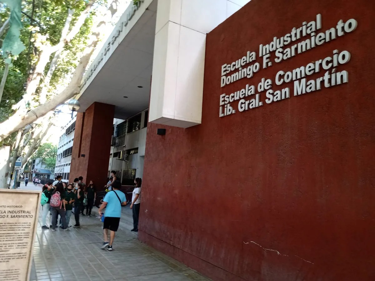 PADRES EVALÚAN DENUNCIAR A LA UNSJ