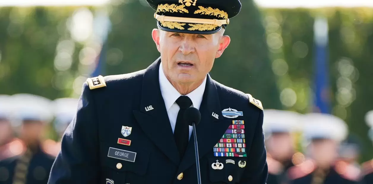 TRUMP DESPLAZA AL JEFE DEL EJÉRCITO