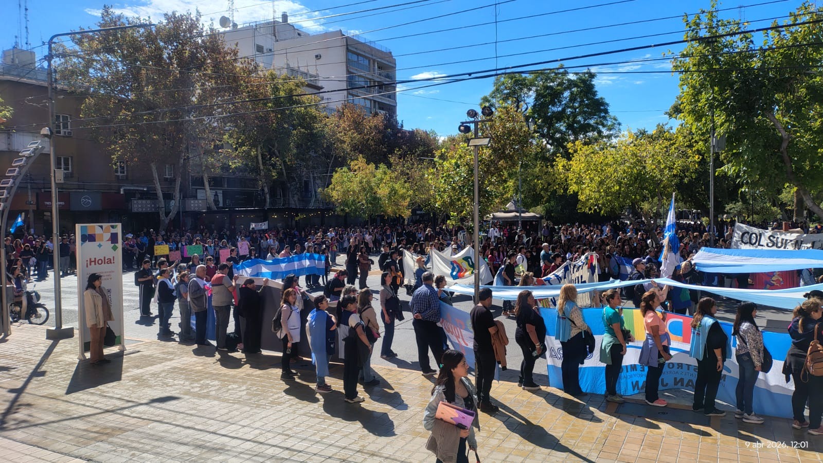 DOCENTES MARCHAN Y RECLAMAN MEJORA SALARIAL