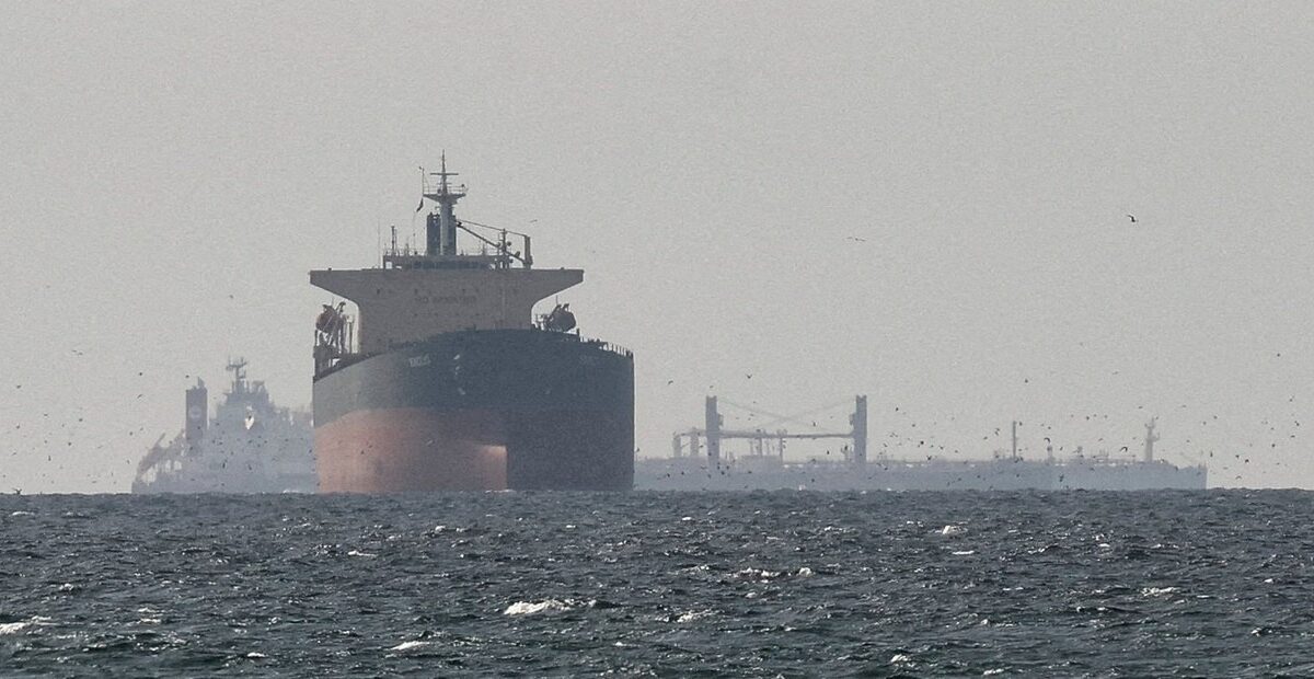 ORMUZ REABRE EL TRÁNSITO DE BUQUES Y BAJA EL PRECIO DEL CRUDO