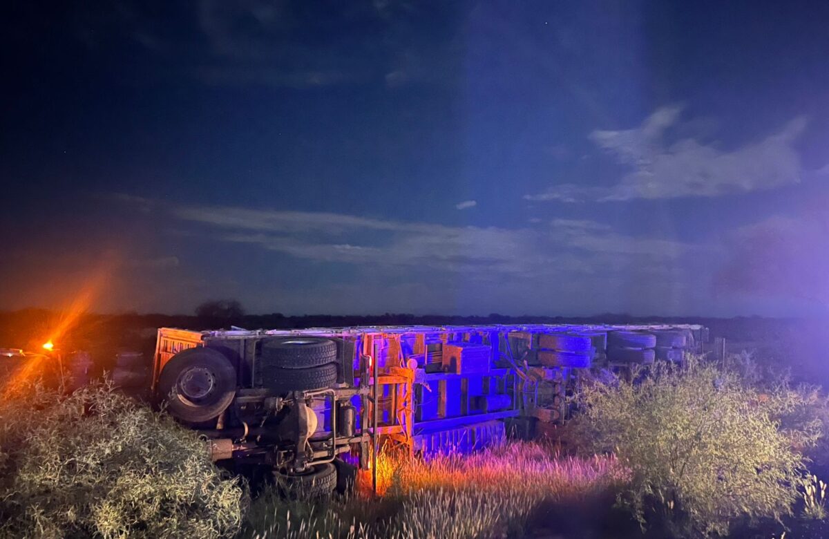 UN CAMIÓN VOLCÓ EN LA RUTA 20