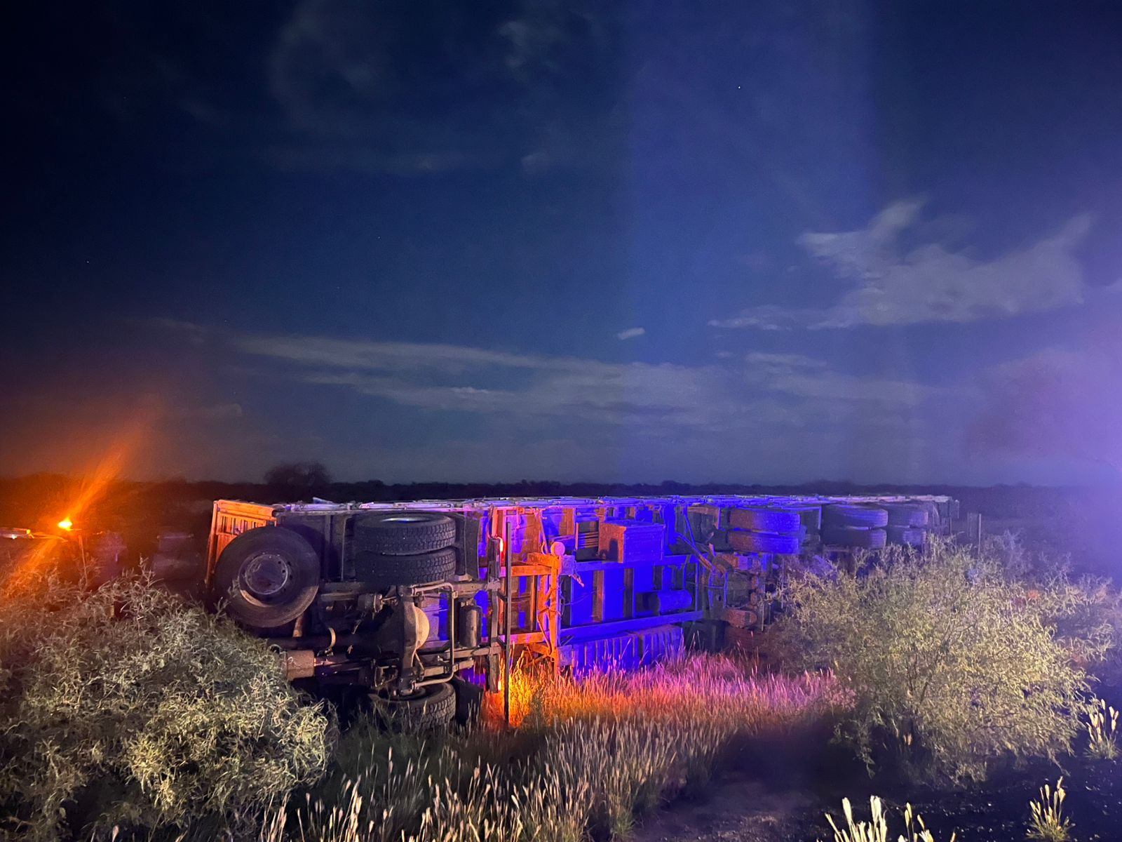 UN CAMIÓN VOLCÓ EN LA RUTA 20