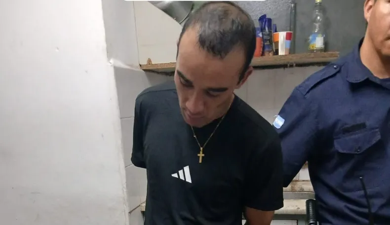 LADRÓN QUE ROBÓ UNA MOTO FUE ATRAPADO POR LOS VECINOS DE UN BARRIO