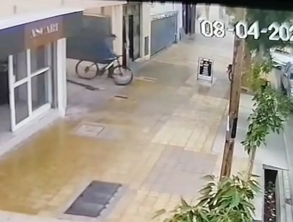 EN SÓLO CINCO MINUTOS, LADRONES ROBAN UNA BICICLETA EN UN CONSORCIO