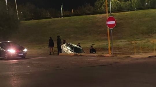 SALIÓ DE UN BOLICHE Y TERMINÓ INCRUSTADO EN UN SIFÓN