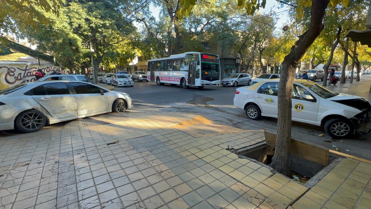 ACCIDENTE DE TRÁNSITO EN UNA ESQUINA COMPLICADA DEL CENTRO