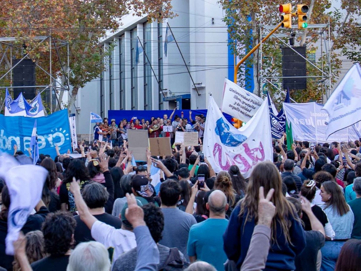 LA UNIVERSIDAD VOLVIÓ A COPAR LAS CALLES