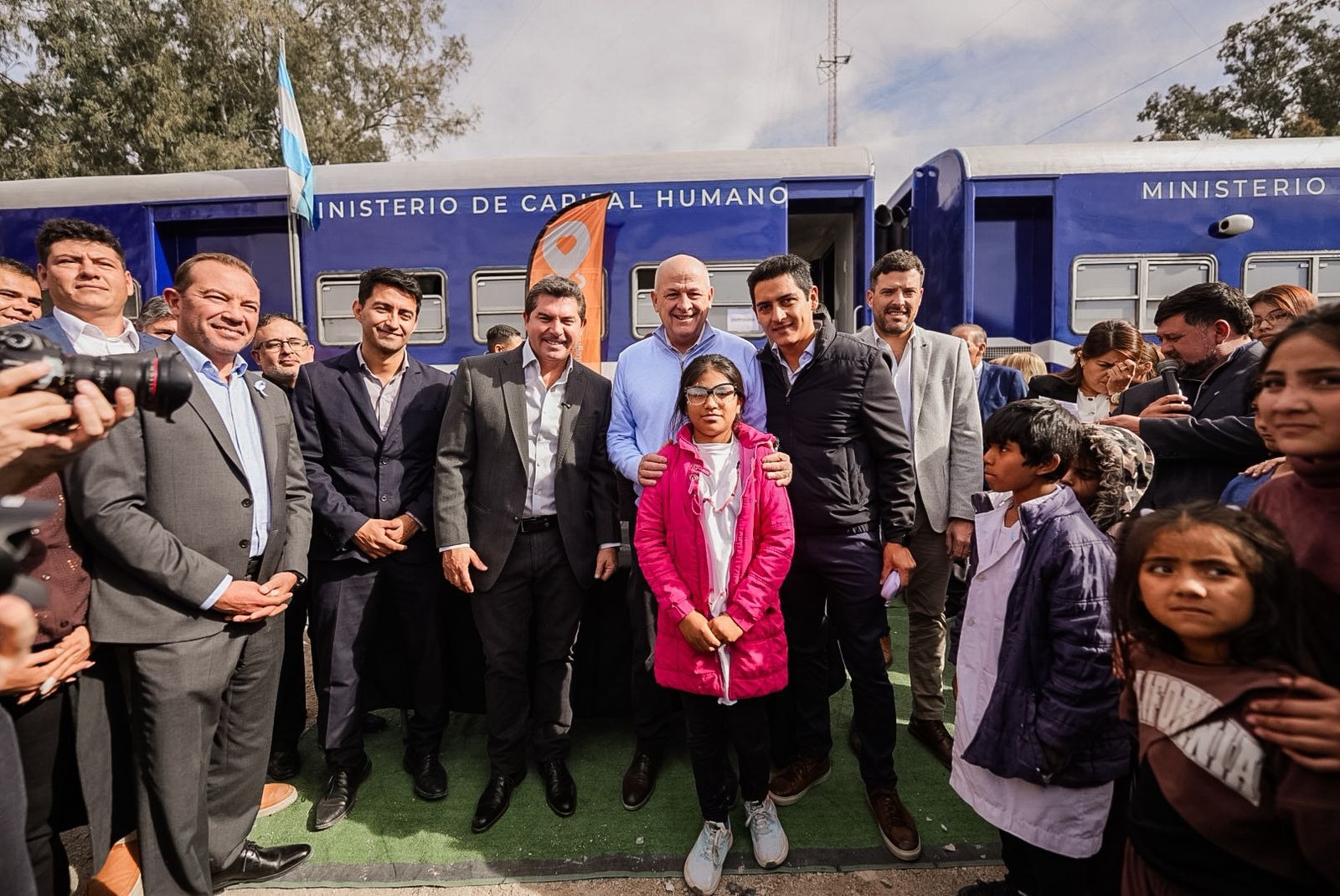 EL GOBIERNO LLEVÓ SERVICIOS A CAÑADA HONDA