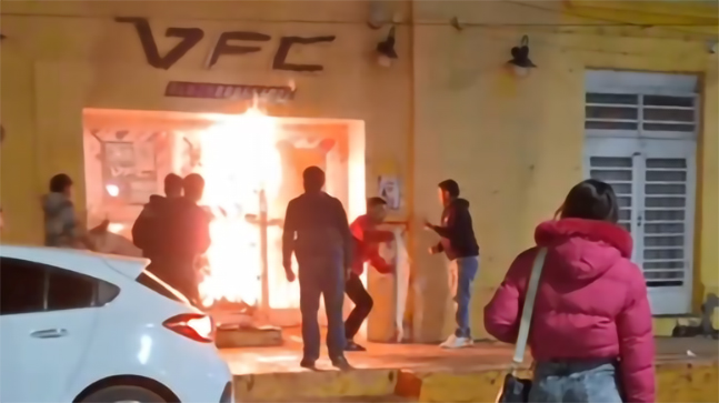 UN NEGOCIO SE INCENDIÓ FRENTE A LA PLAZA DE JÁCHAL