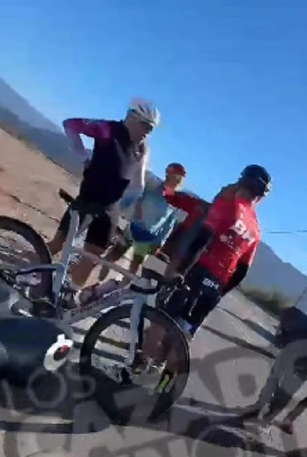 UN CONDUCTOR INCREPÓ A UN GRUPO DE CICLISTAS EN LA ZONA DEL JARDÍN DE LOS POETAS