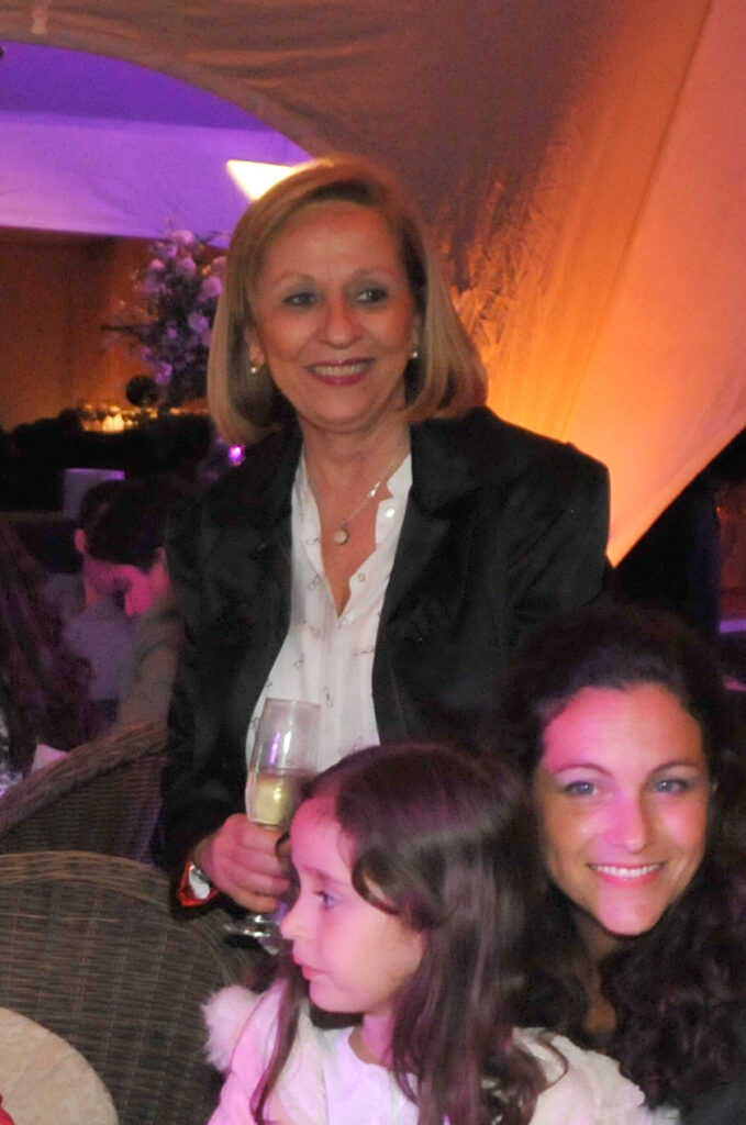 Adriana Guimamares de pie
