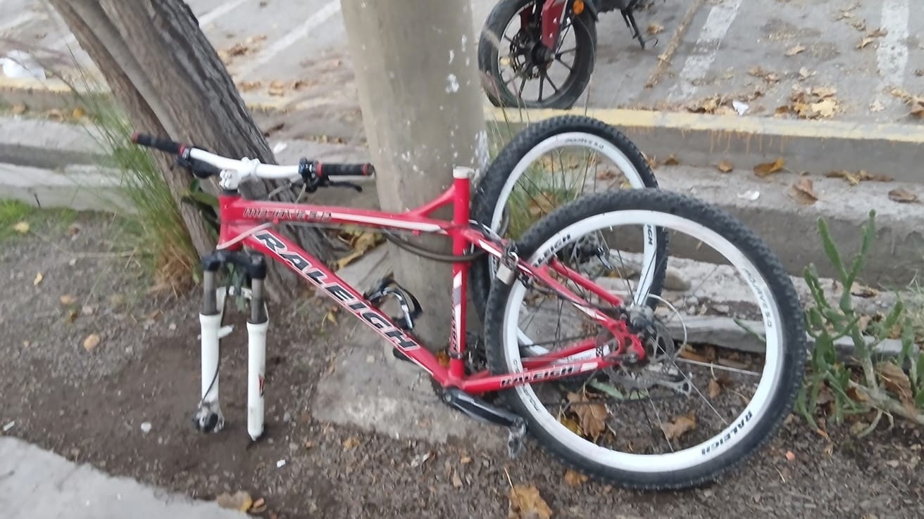 ENCUENTRA EN LA VEREDA DEL CENTRO CÍVICO LA BICICLETA QUE LE HABÍAN ROBADO