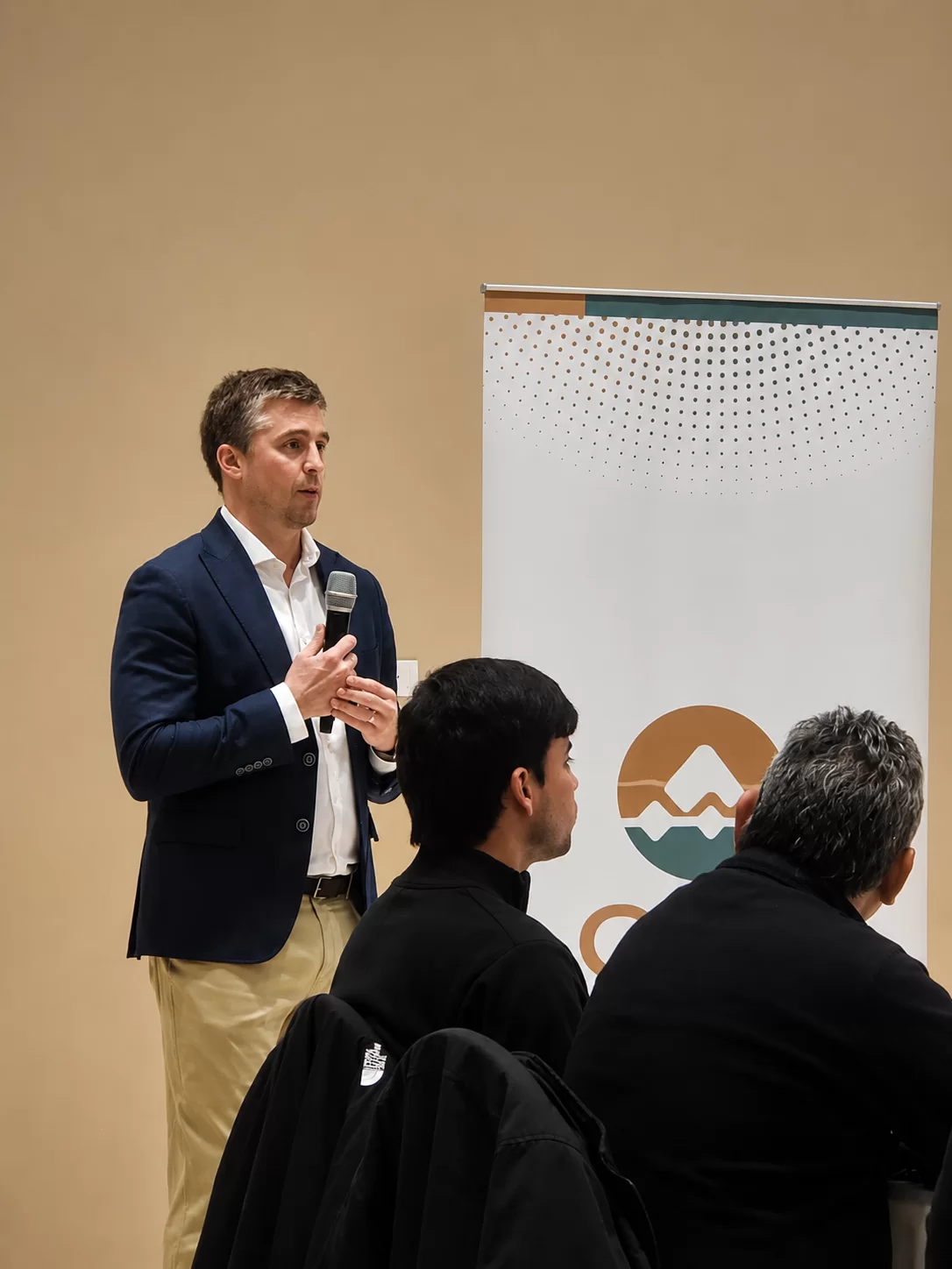 Vicuña defendió la adjudicación a empresa China y pidió mejorar la competitividad