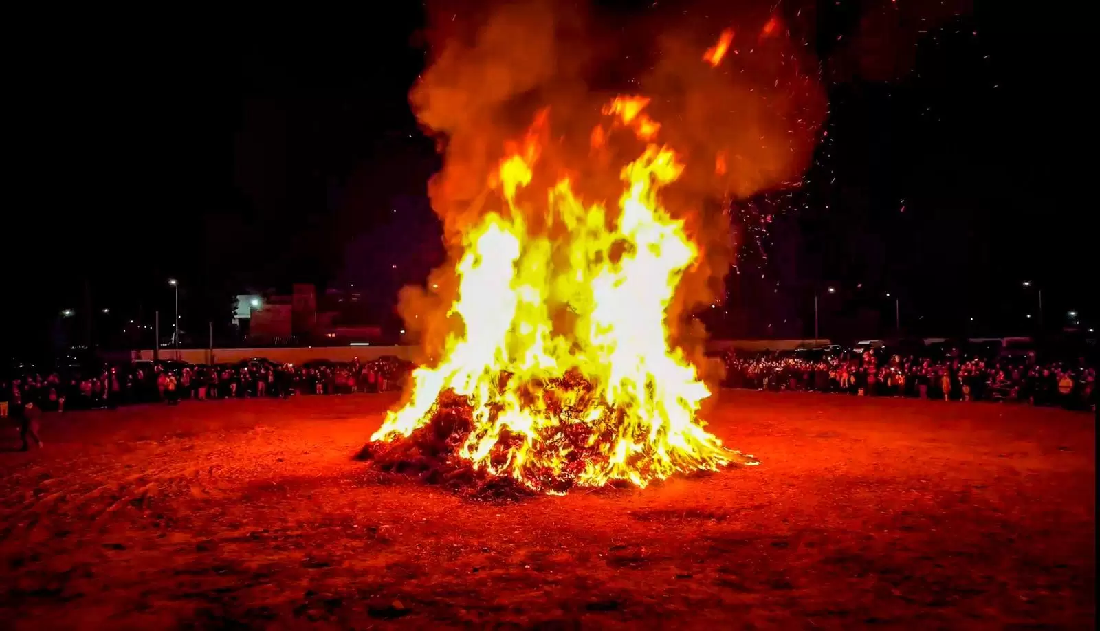 Una noche de fe, tradición y comunidad: gran fogata en honor a San Juan Bautista