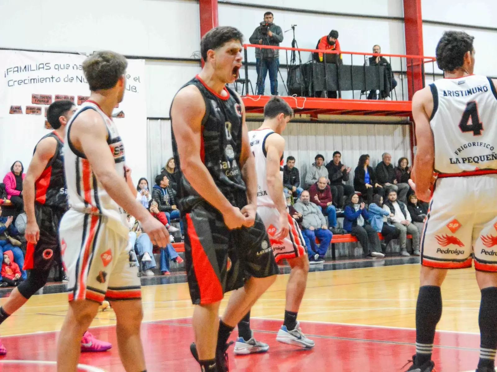 Urquiza ganó un partidazo agónico y picó en punta en los playoffs