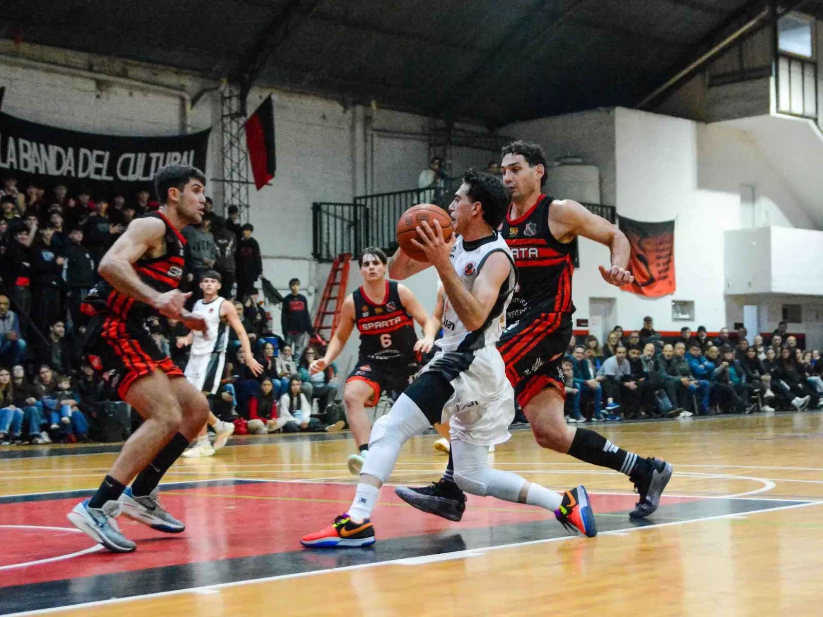 Urquiza cayó ante Sparta y define su futuro esta noche