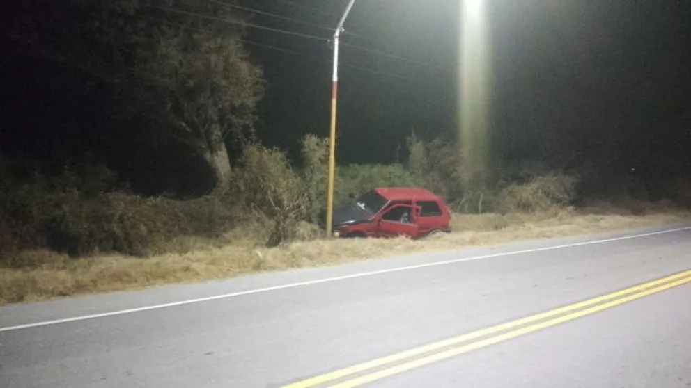 Un auto chocó con un poste en Jáchal