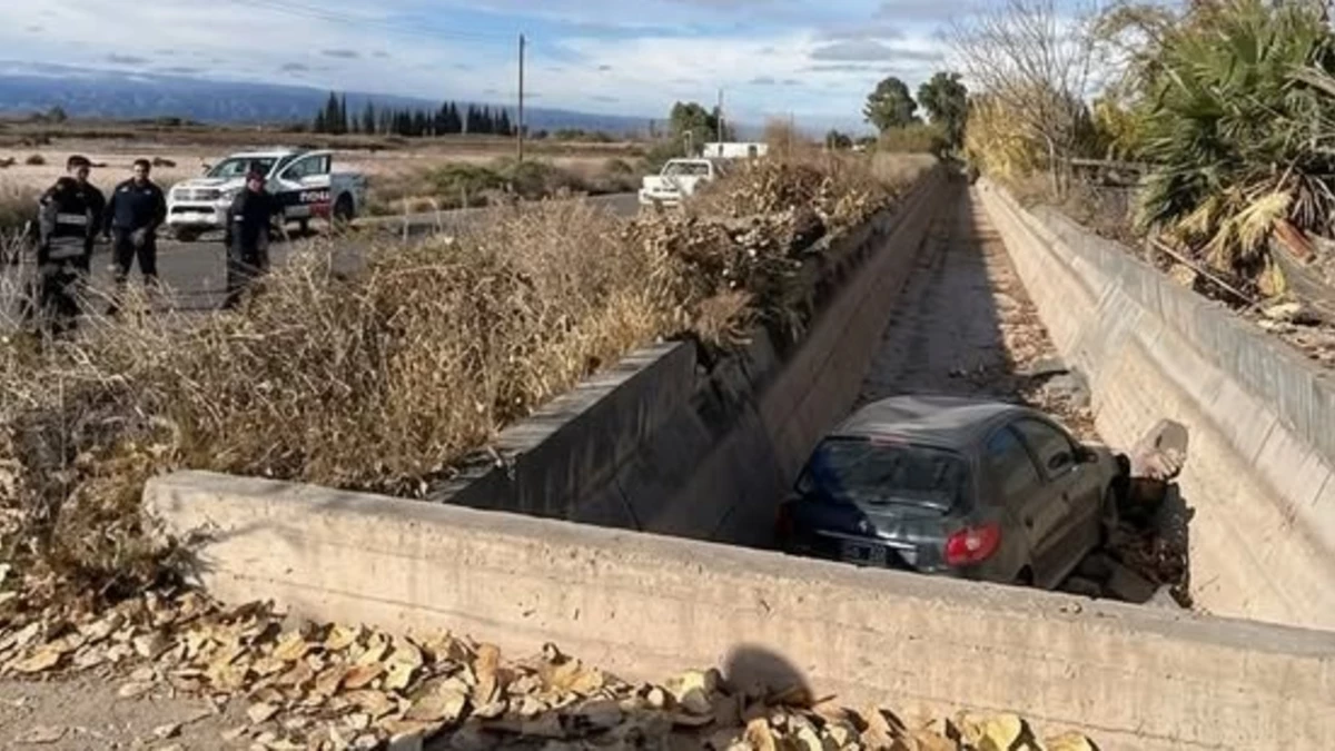 Un auto terminó dentro de un canal luego de una mala maniobra