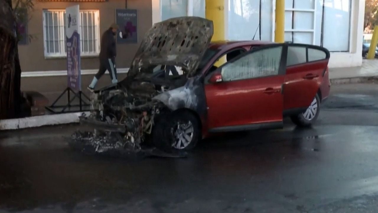 Un auto se incendió en una calle de Santa Lucía