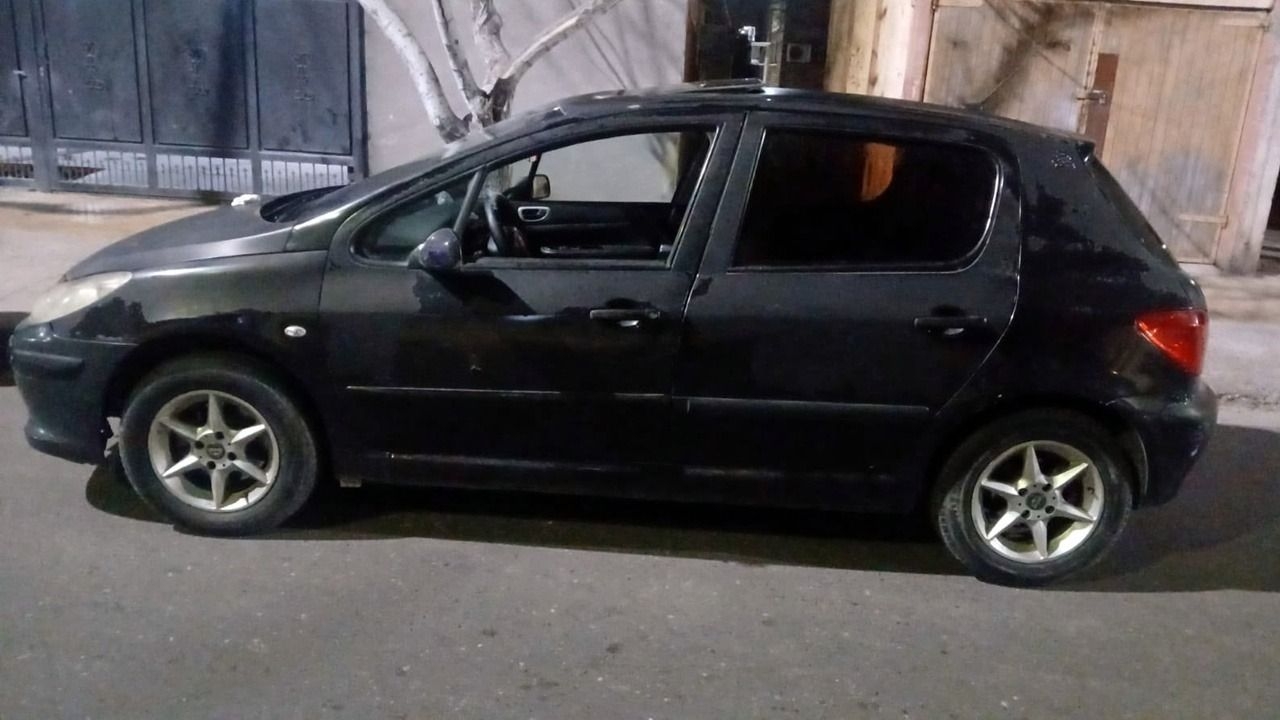 Iban armados realizando maniobras peligrosas en un auto con prohibición de circulación