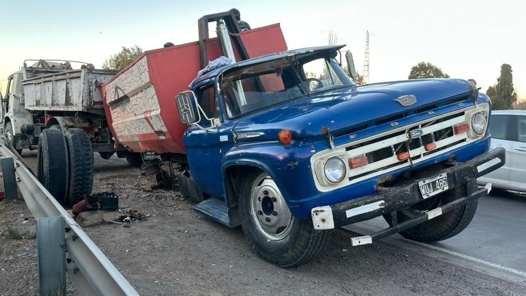 Un camión cargado con arena perdió una de las ruedas traseras en la Circunvalación