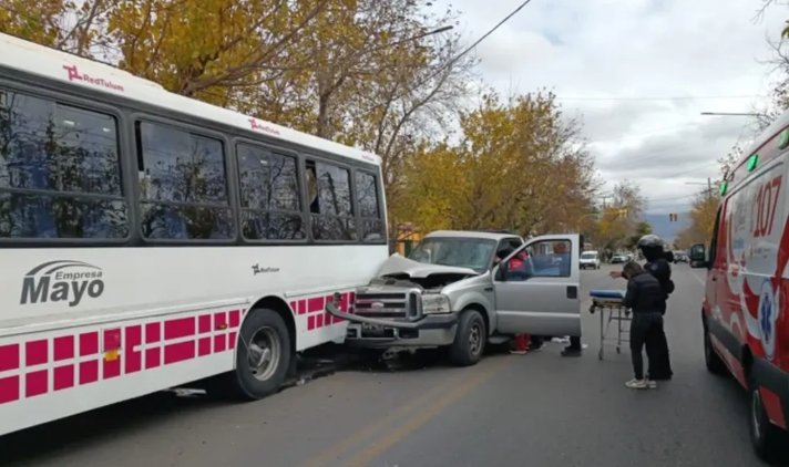 UNA CAMIONETA TERMINÓ INCRUSTADA EN UN COLECTIVO DE LA RED TULUM