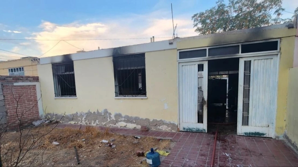 Le incendian la casa a un detenido en Rawson