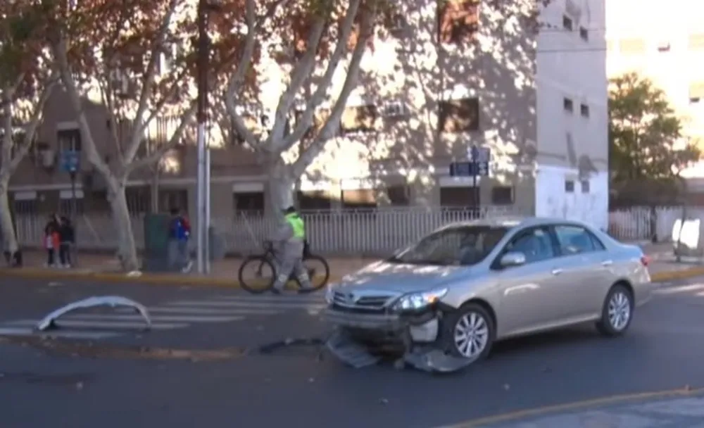 Choque entre un auto y una moto en pleno centro