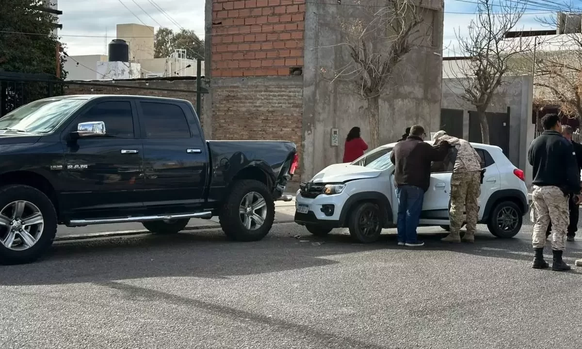 Una conductora se descompensó y chocó en una esquina de Capital