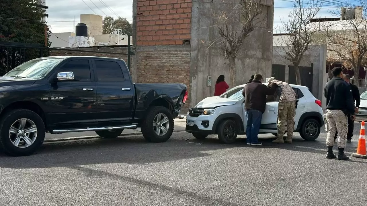Una conductora se descompensó y chocó en una esquina de Capital