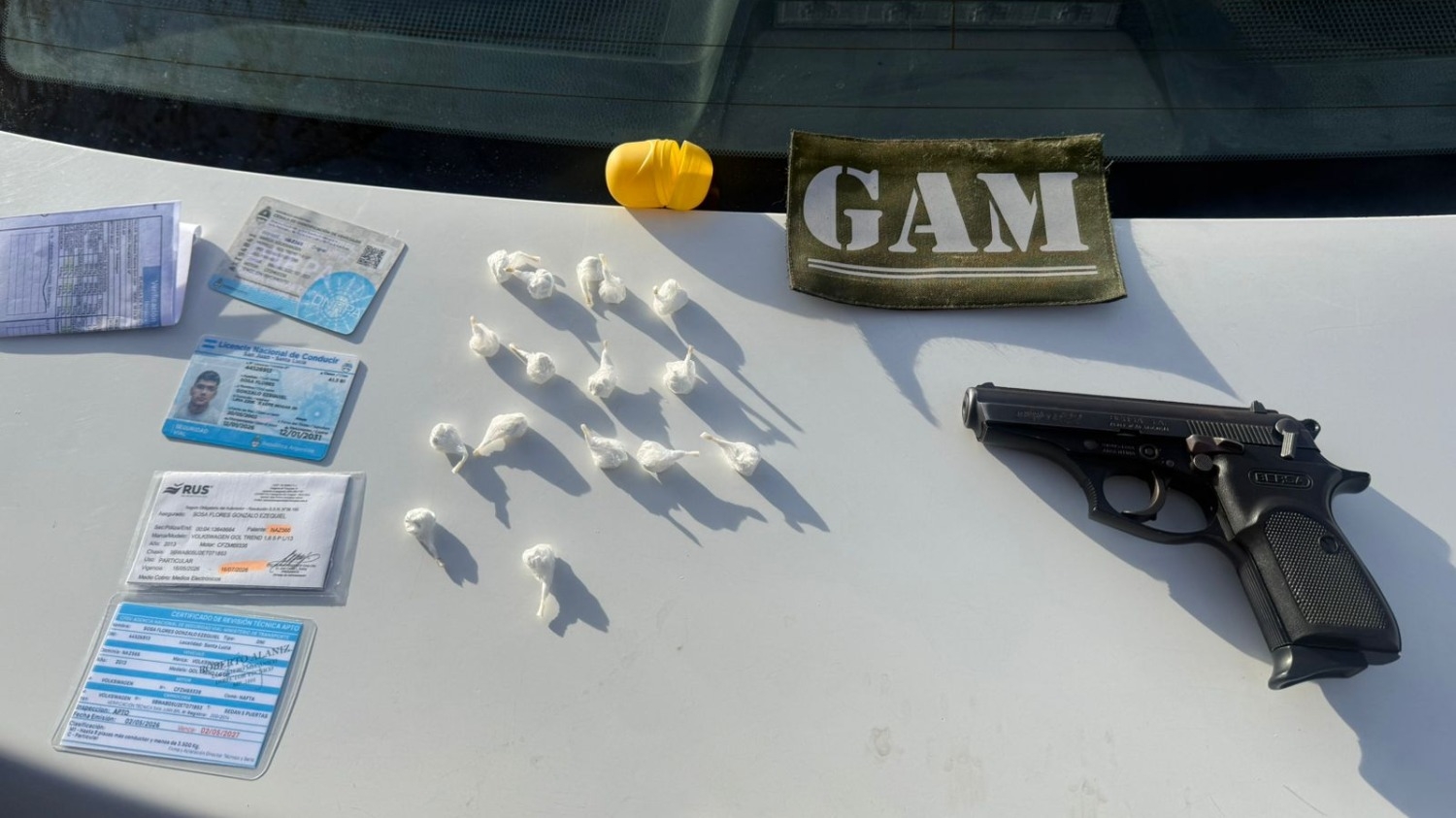 Pasó un semáforo en rojo y al detenerlo iba armado y con drogas