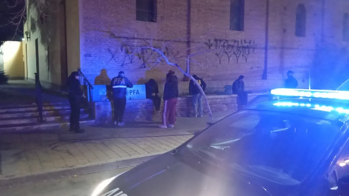 Vendían droga frente a la iglesia Santo Domingo pero fueron detenidos por la Federal
