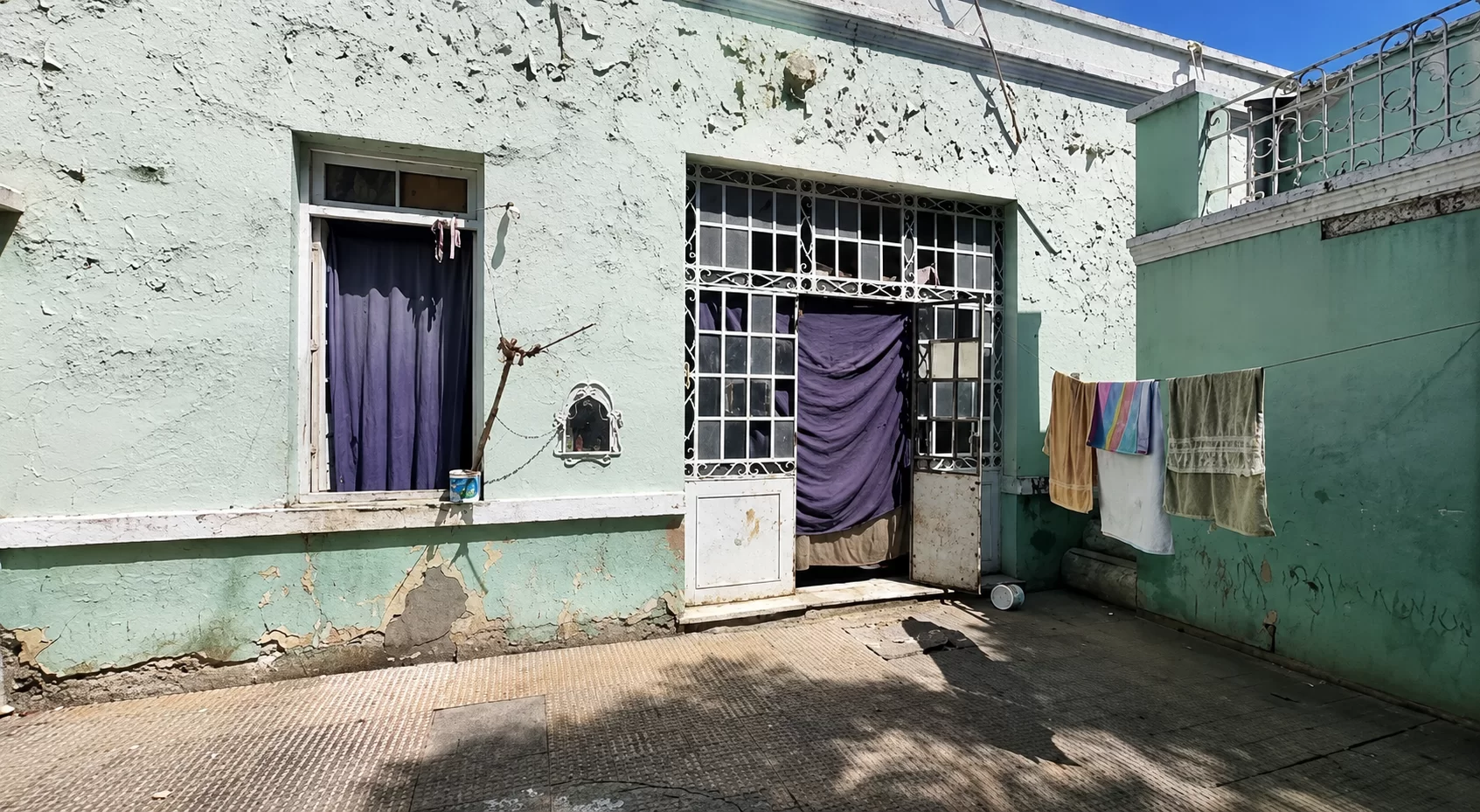 Violento desalojo y amenazas: cuatro allanamientos terminaron con tres detenidos en Capital