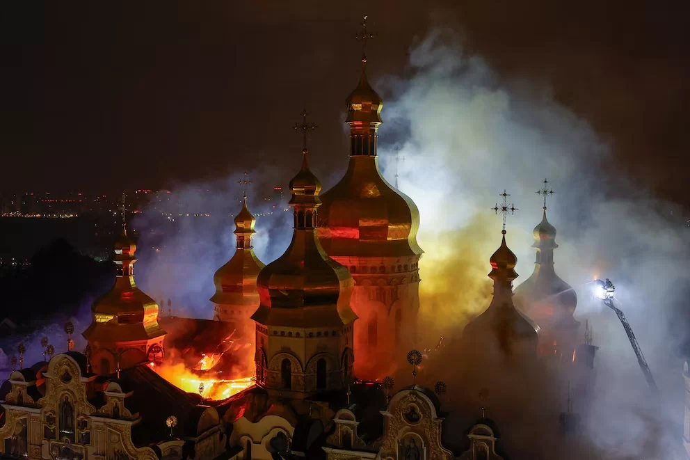 Rusia lanzó ataque masivo contra Ucrania e incendió la histórica Catedral de la Dormición