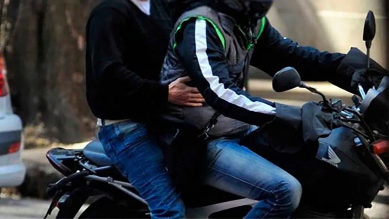 Motochorros le roban la mochila de un hombre en Rivadavia