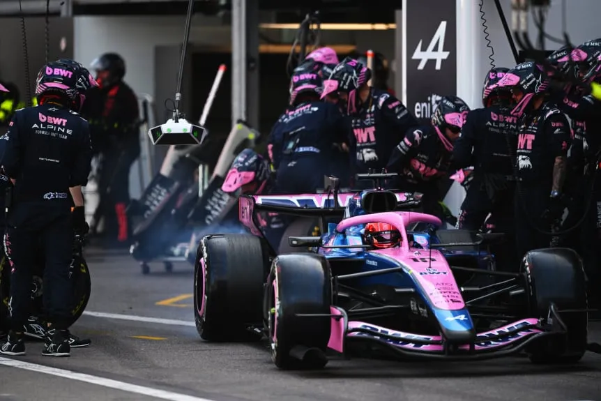 pierre gasly en los boxes de monaco w862