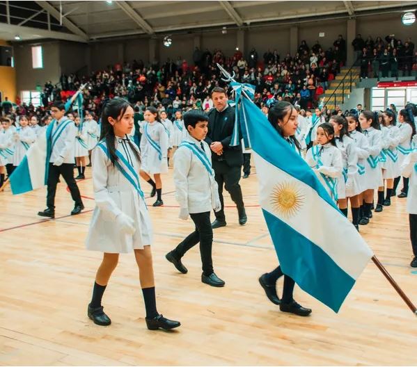 Educación aclaró que no pueden cobrar por los actos de Promesa de la Bandera