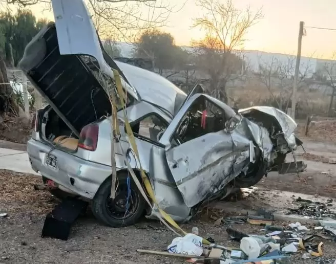 Caucete: bomberos trabajaron horas para rescatar a cinco heridos tras volcar un auto