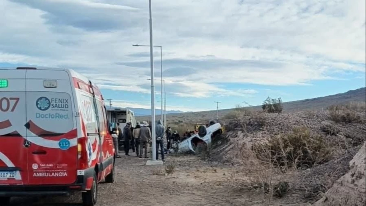 Un auto volcó en el camino a Ullum