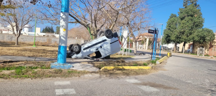 Vuelco de una camioneta en un barrio de Pocito, en el cuál iban cinco delincuentes