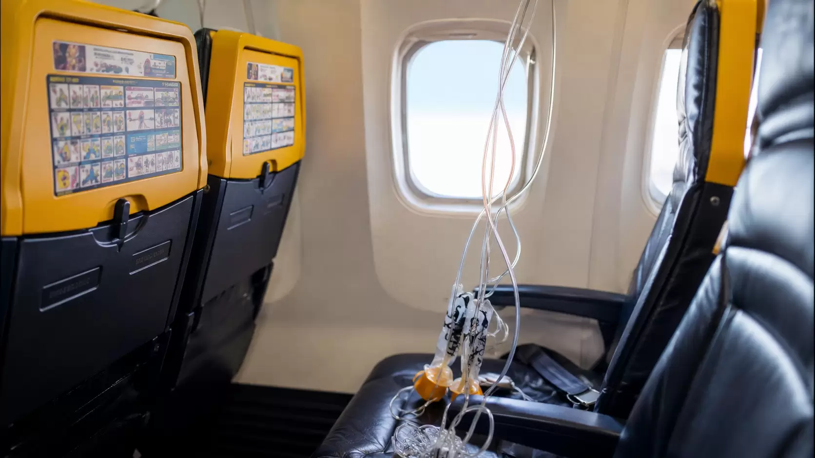 Pánico en un vuelo por una ventanilla rota