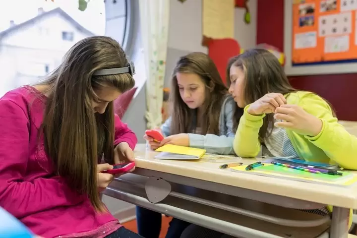 A los 8 años, el 53% de los alumnos en San Juan ya tiene celular