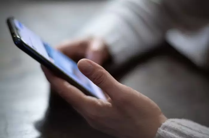 Francia prohíbe las redes sociales a menores de 15 años y celulares en el aula