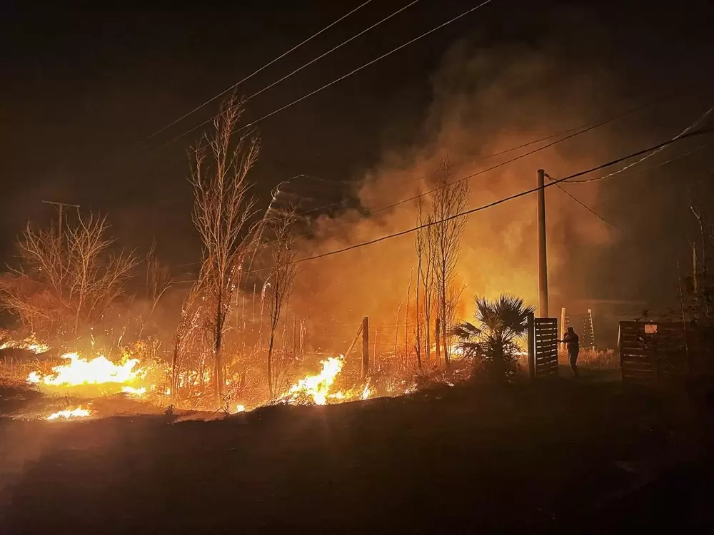 El viento Zonda desató 35 incendios y dejó cuatro detenidos por quemas ilegales