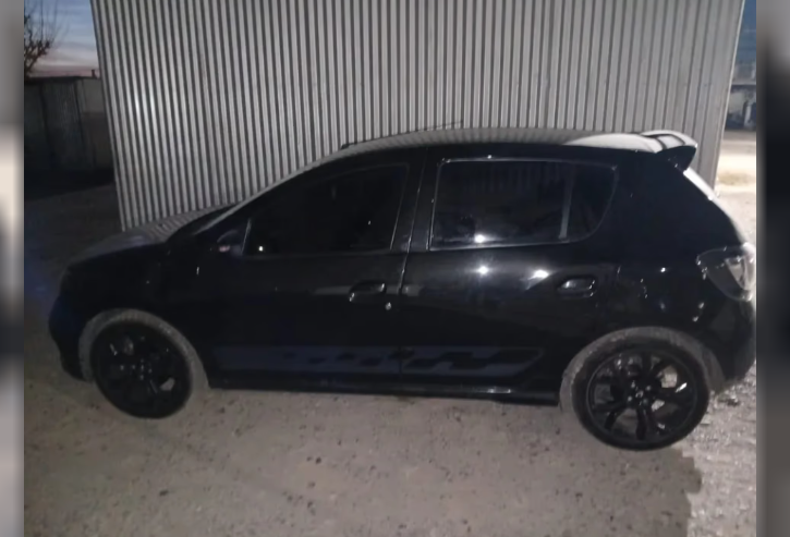 Recuperan un auto y un teléfono de alta gama robados en Rawson