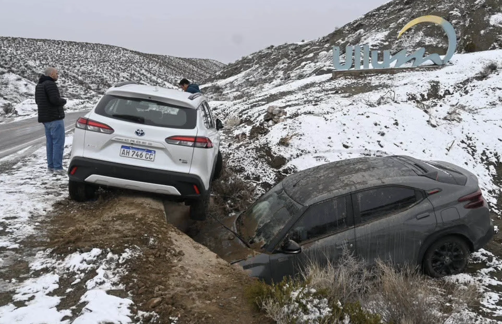El hielo en la ruta provocó el despiste de dos autos en El Colorado