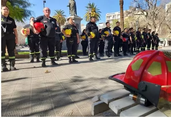 Bomberos Voluntarios rindieron homenaje a sus colegas fallecidos en el siniestro aéreo