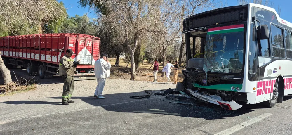 Accidente entre un colectivo de la Red Tulum y un camión en 9 de Julio