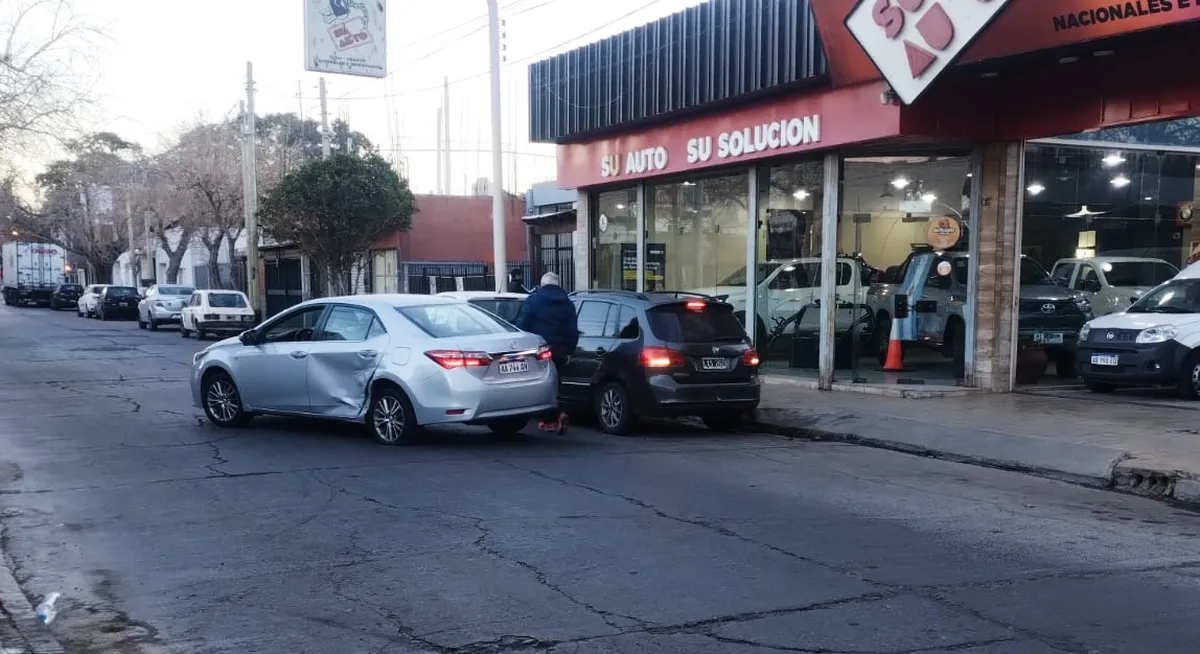 Fuerte impacto en Capital: dos autos colisionaron y uno terminó contra un poste